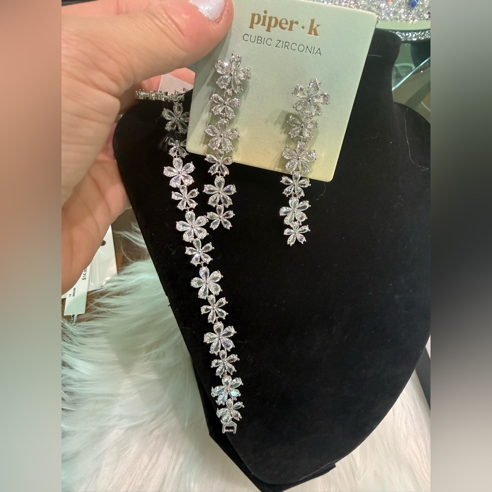 NWT Gorgeous  Silver Floral Jewelry Set